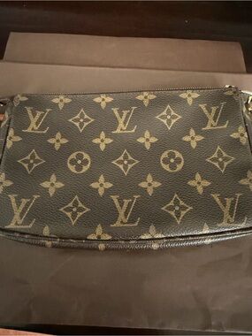 Louis Vuitton Vintage LV Monogram Pochette